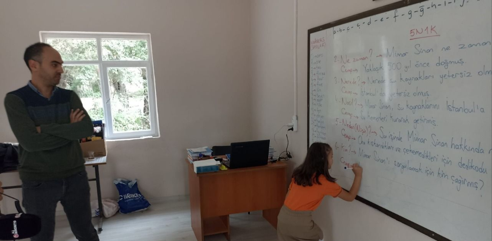 Bir öğretmen, bir öğrenci ile birlikte eğitim öğretime başlayan köy okulu kapatıldı.