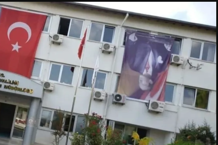İl MEM hizmet binasına Atatürk posteri ters asıldı! Personeller açığa alındı..