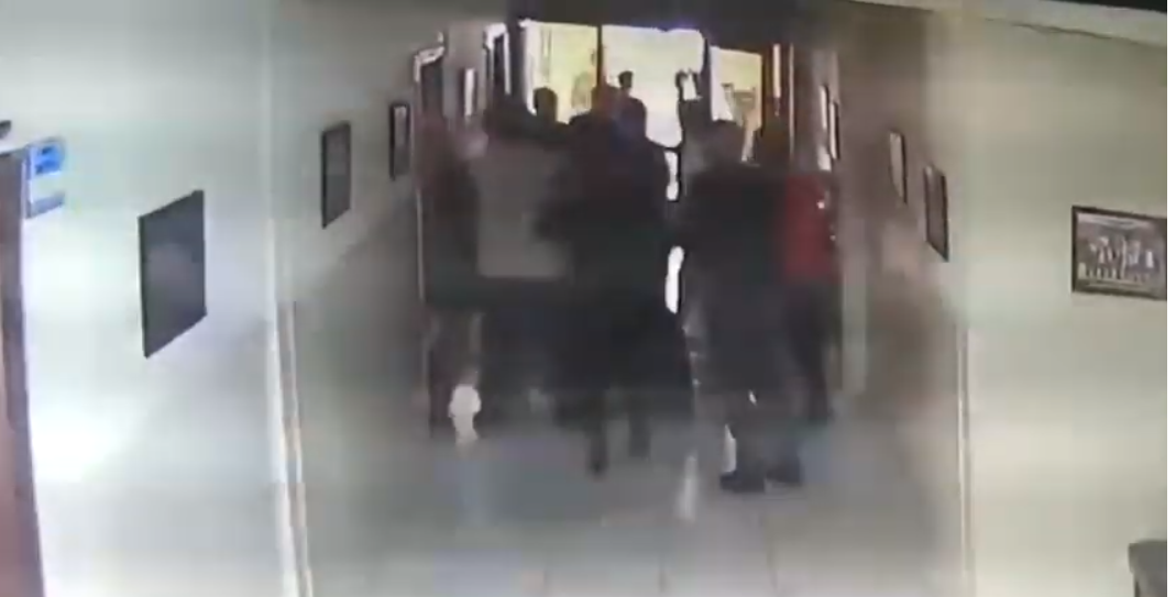 AK Parti İlçe Başkan Yardımcısı Okulu Bastı Büyük Arbede Yaşandı.