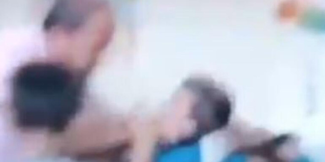 Öğrencisinin boğazını sıkan öğretmen açığa alındı