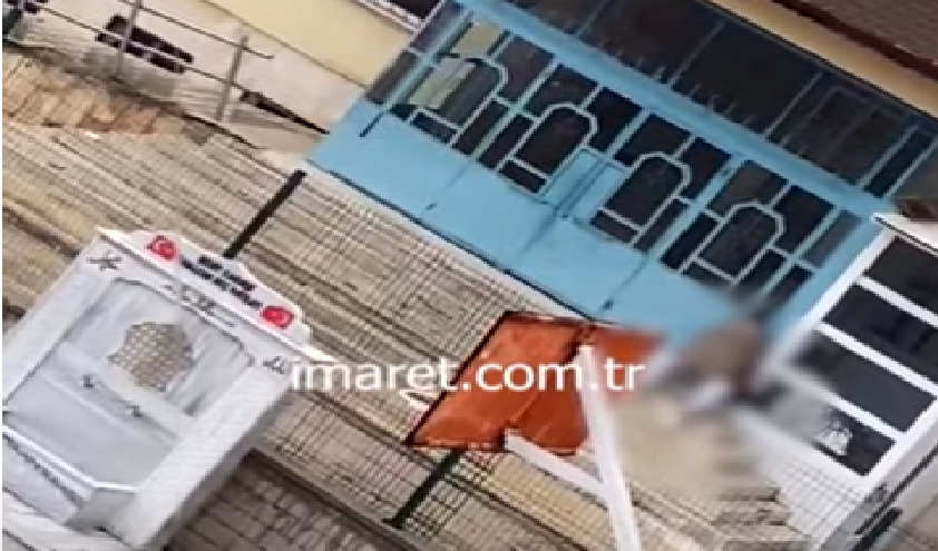 Güpegündüz okul bahçesinde ilişkiye girdiler! Bir vatandaş cep telefonu ile kaydetti.