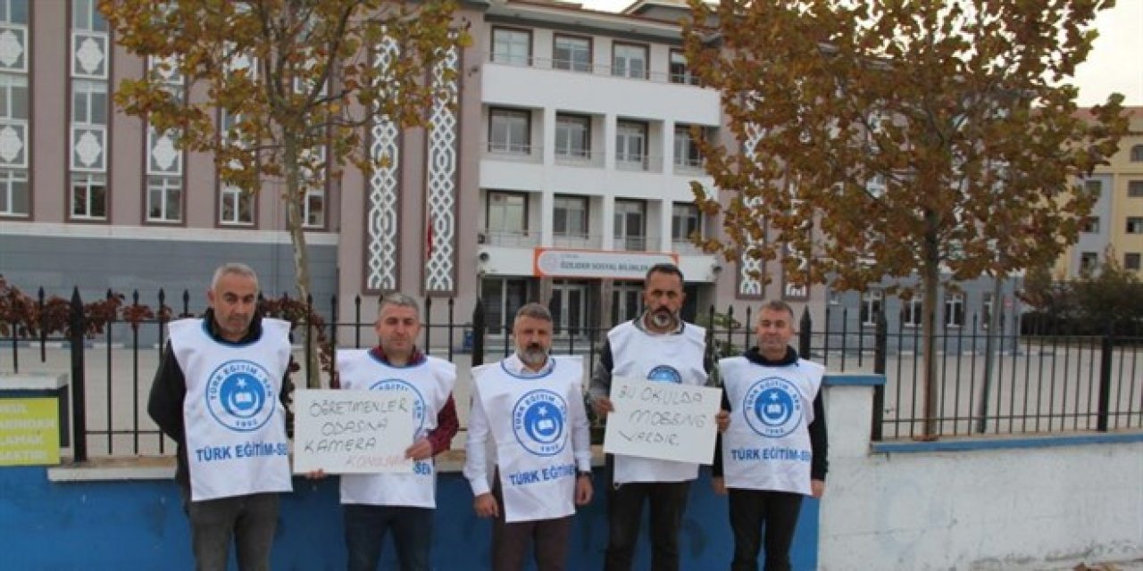 Öğretmenler odasına yerleştirilen kameraya tepki