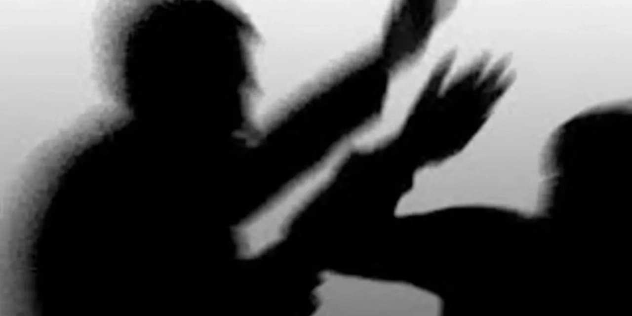 Öğretmen, ıslık çaldı diye 14 yaşındaki çocuğa küfredip yumruk attı