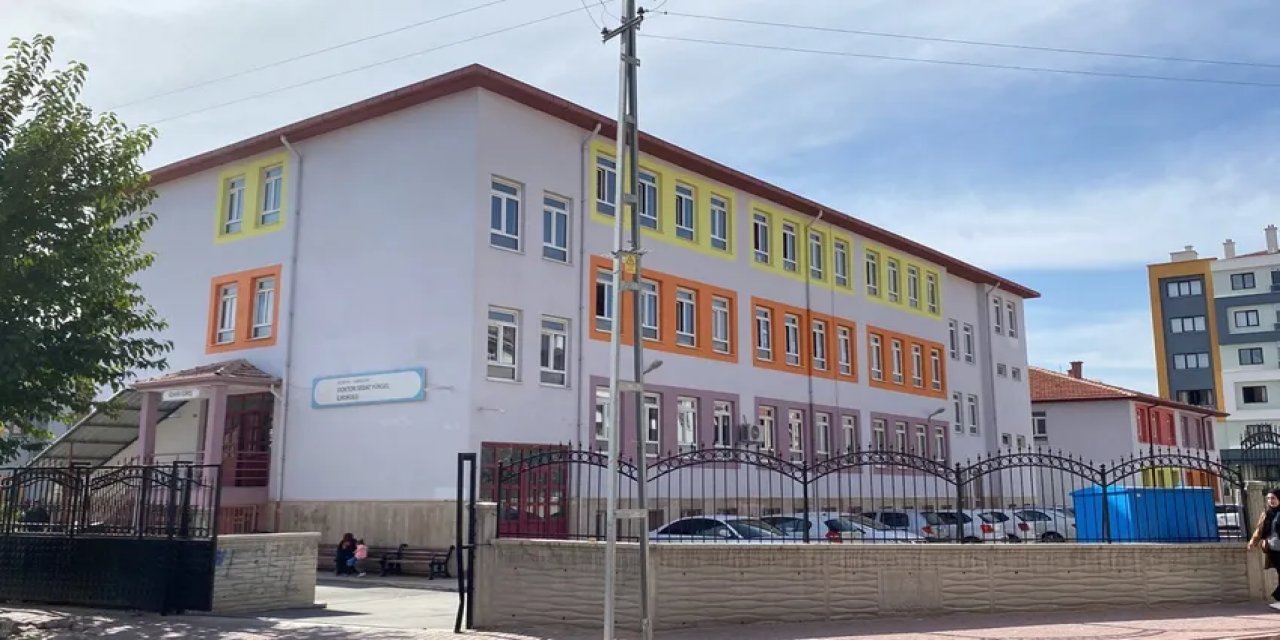 Okul bahçesinde kadın öğretmeni darp etti: Öğretmenin kolu ve burnu kırıldı