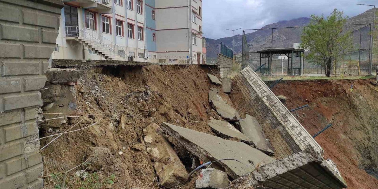 Aşırı Yağış Sonrası Okul Duvarı Çöktü!