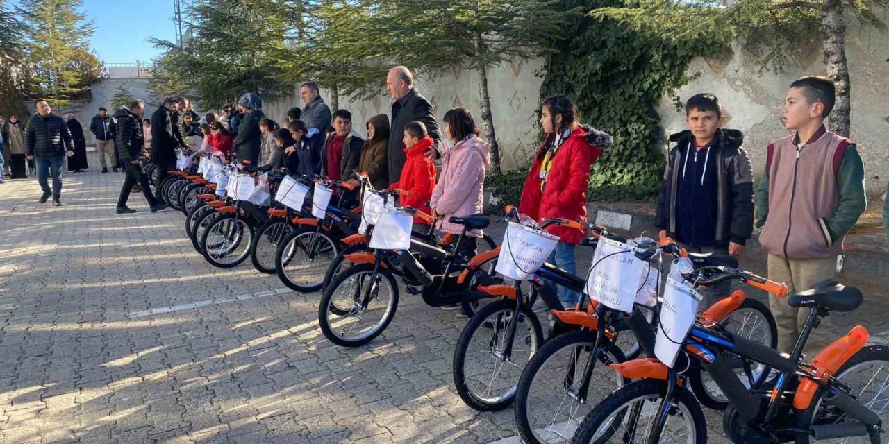İlçe Milli Eğitim Müdürlüğü 60 Öğrenciye Bisiklet Hediye Etti!