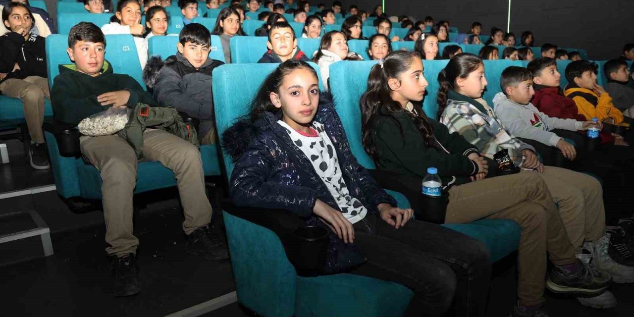Büyükşehir Belediyesi 50 Bin Öğrenci İçin Ücretsiz Sinema Projesi Başlattı!