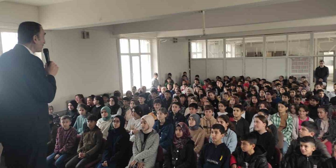 Sağlık çalışanlarından öğrencilere kitap desteği