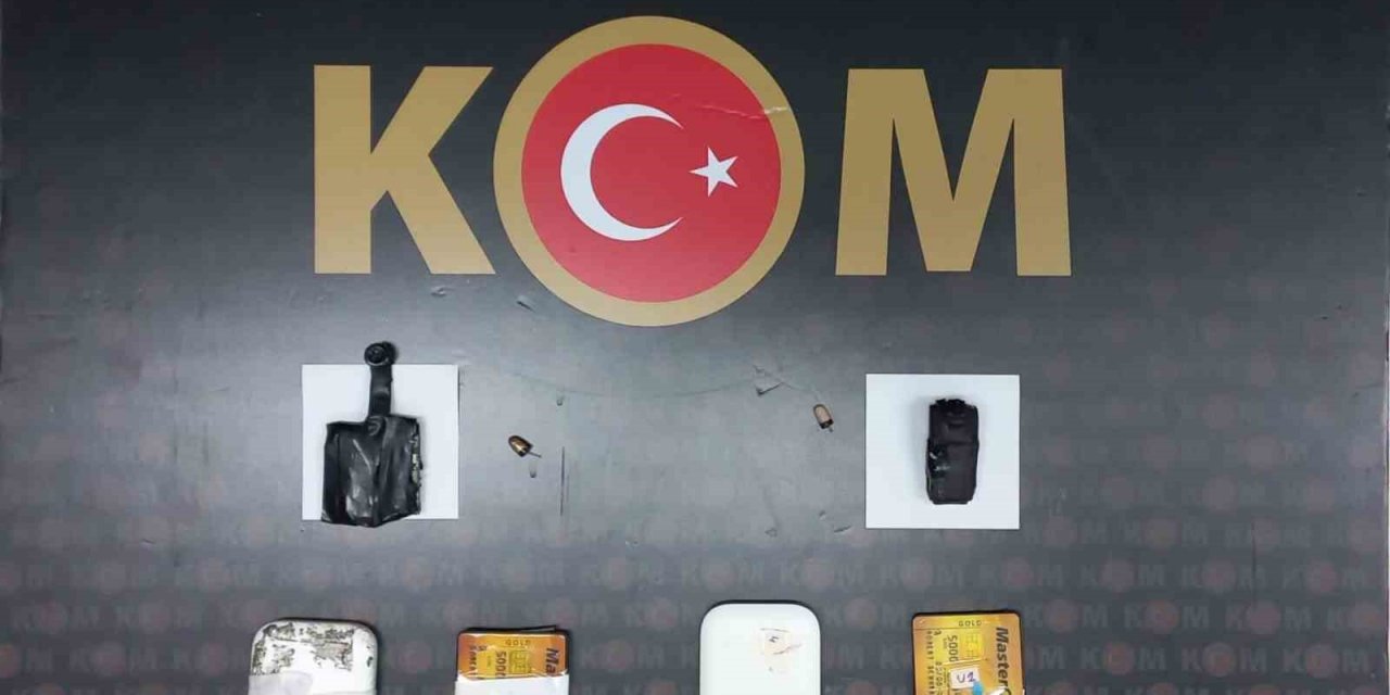 Başkasının yerine ehliyet sınavına girdiler, üzerlerinden özel düzenek çıktı