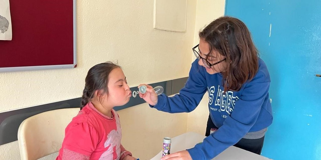 Lise öğrencileri özel öğrencilerle temizlik yapıp oyunlar oynadı