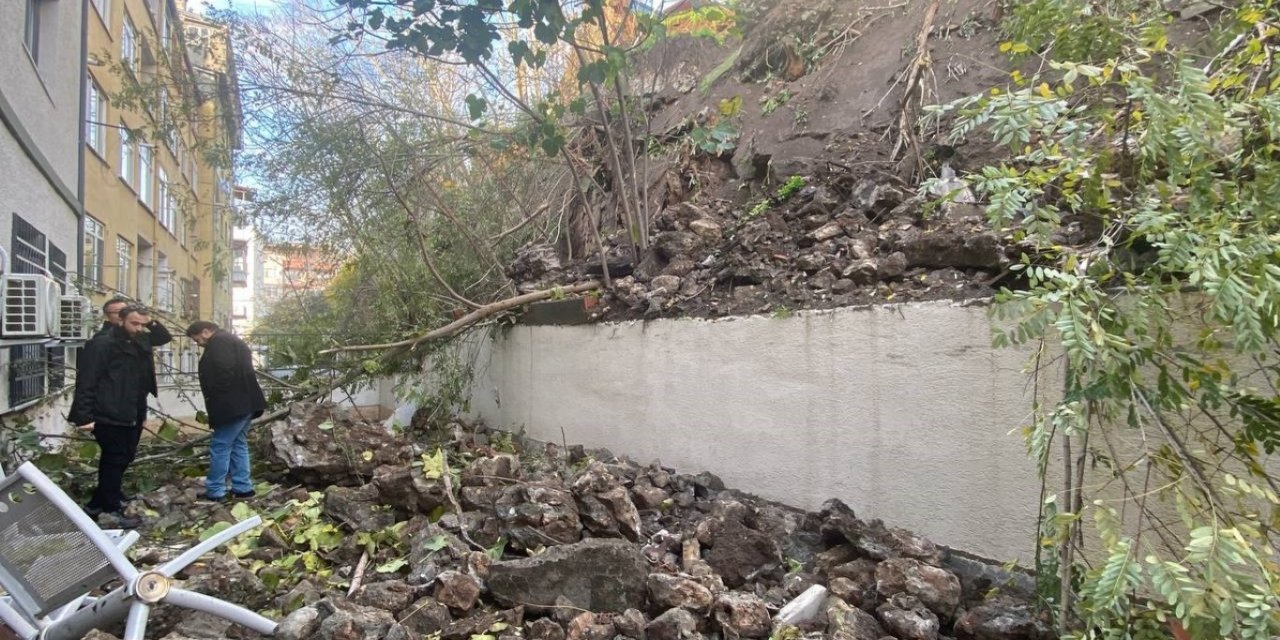 Milli Eğitim Müdürlüğü’nün bahçesine istinat duvarı çöktü