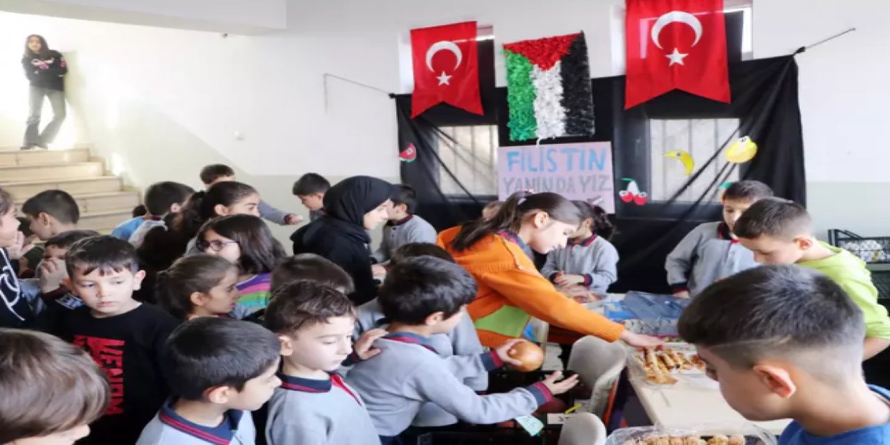 İlkokul öğrencileri Filistin için okula pazar kurdu