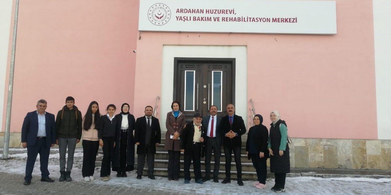 İlçe Milli Eğitim Müdürü, Öğretmen ve Öğrenciler Huzur Evi Ziyaret Etti!