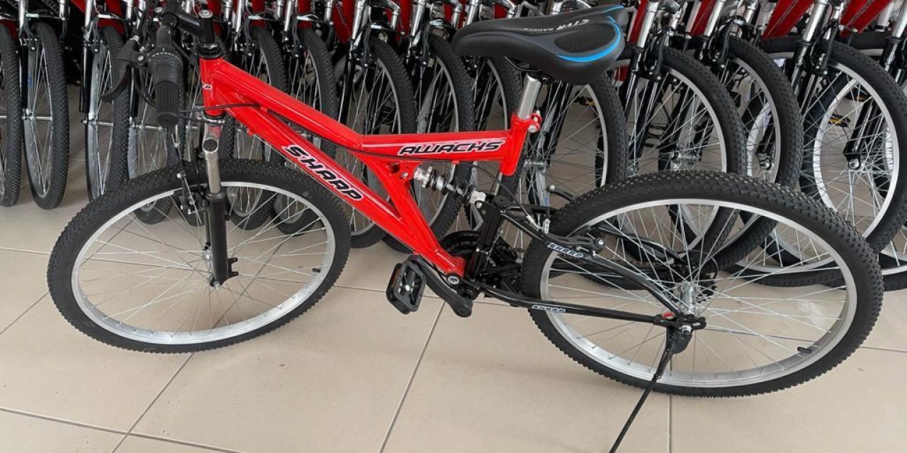 Bu İlçede görev yapan öğretmenlere bisiklet dağıtıldı.