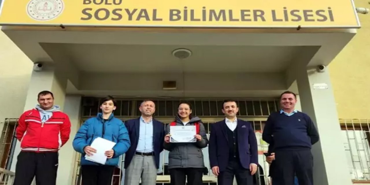 Tuşlu Telefon Kullanan Lise Öğrencisine 'Takdir' Belgesi