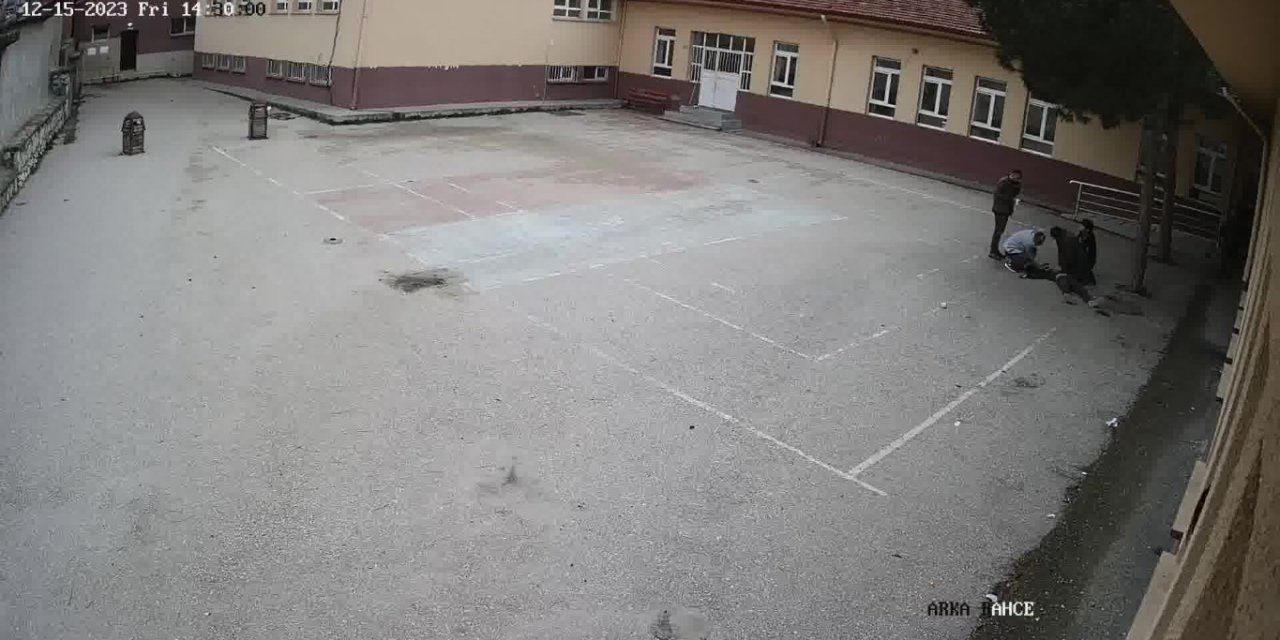 Okul bahçesinde kalbi duran öğrenciyi öğretmeni kurtardı: O anlar kamerada