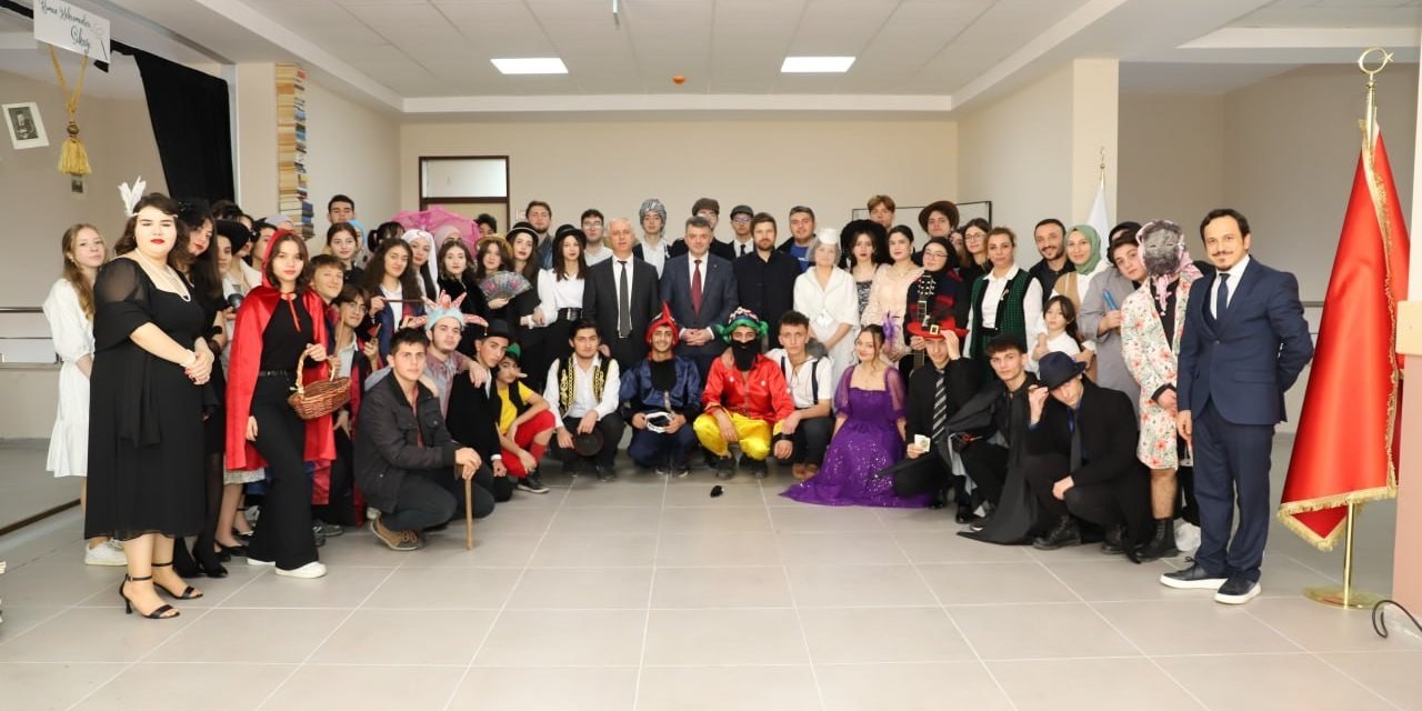 Lise Öğrencilerinden Benim Roman Kahramanım Sensin Etkinliği