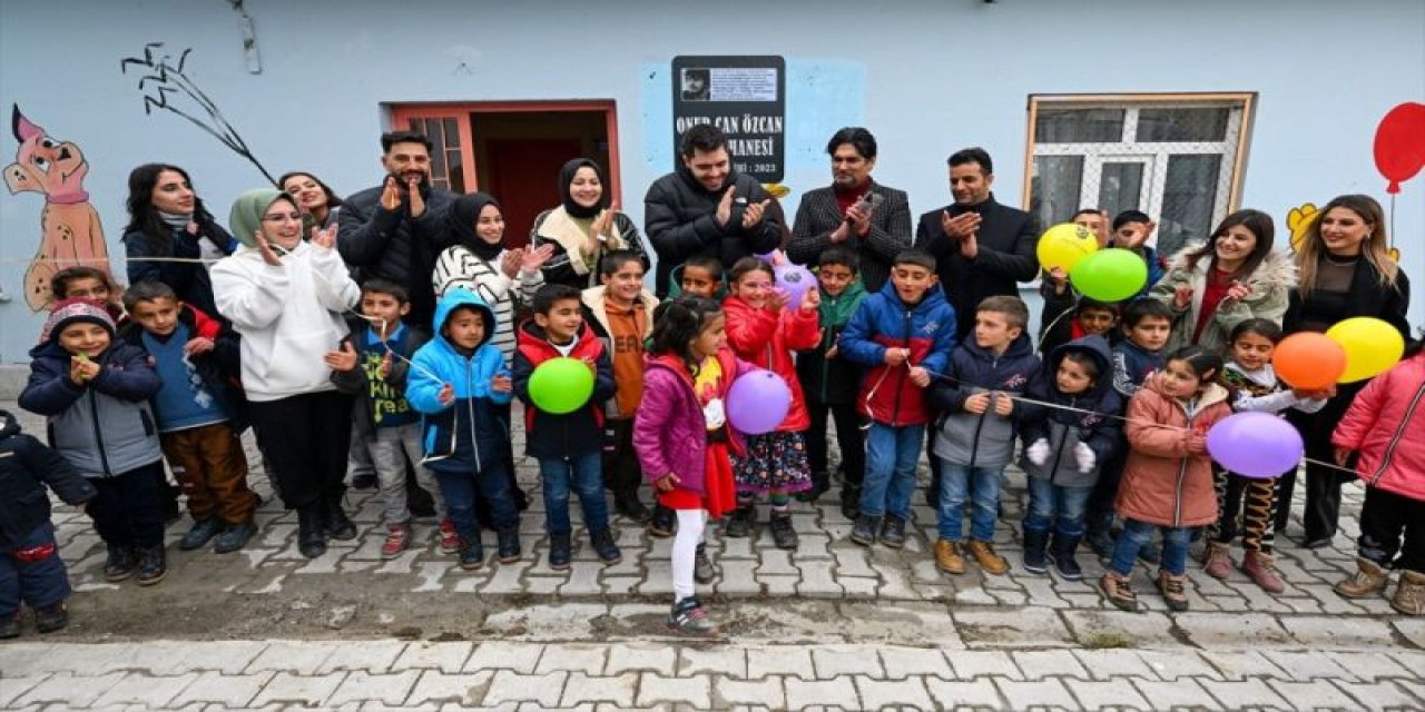 Sanatçı Emir Can İğrek Vefat Eden Sanatçı Dostu Onur Can Özcan Anısına Kütüphane Açtı