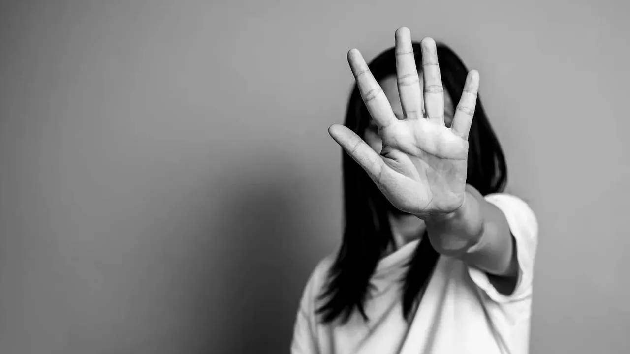 Öğrencilerin gözü önünde öğretmenlerini darp ettiler!