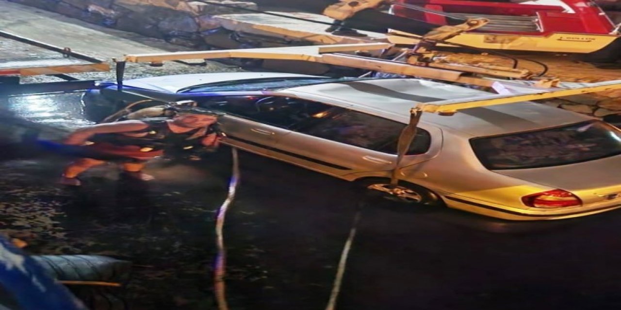 Vitesleri karıştıran öğretmen, otomobili denize düşürdü.