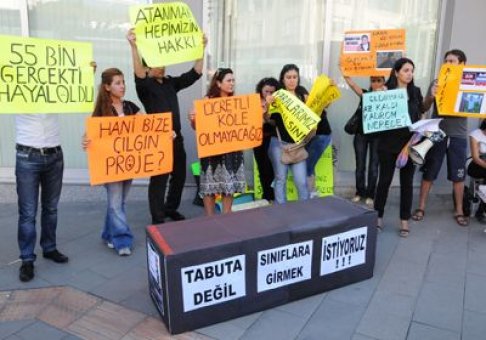 Atanamayan teknik ders öğretmenlerinden tabutlu eylem