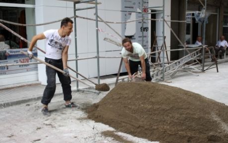 Atanamayan iki öğretmen, inşaatta çalışmaya başladı