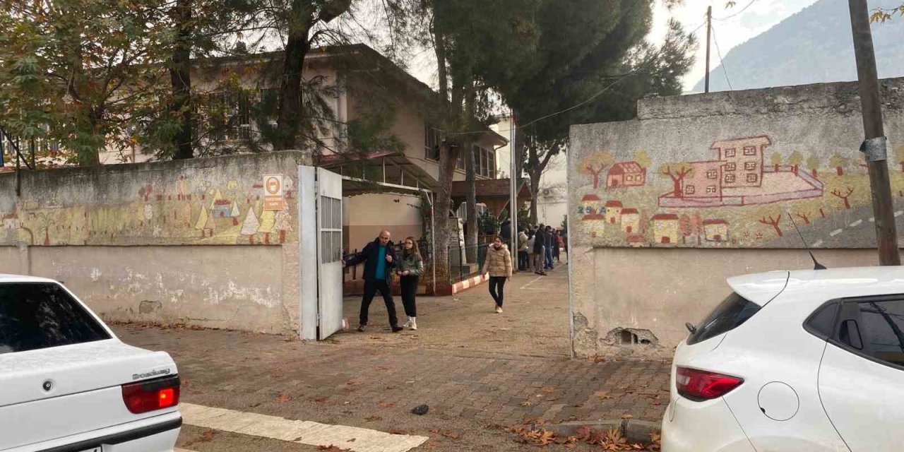 Okulda Çıkan Yangın Paniğe Neden Oldu