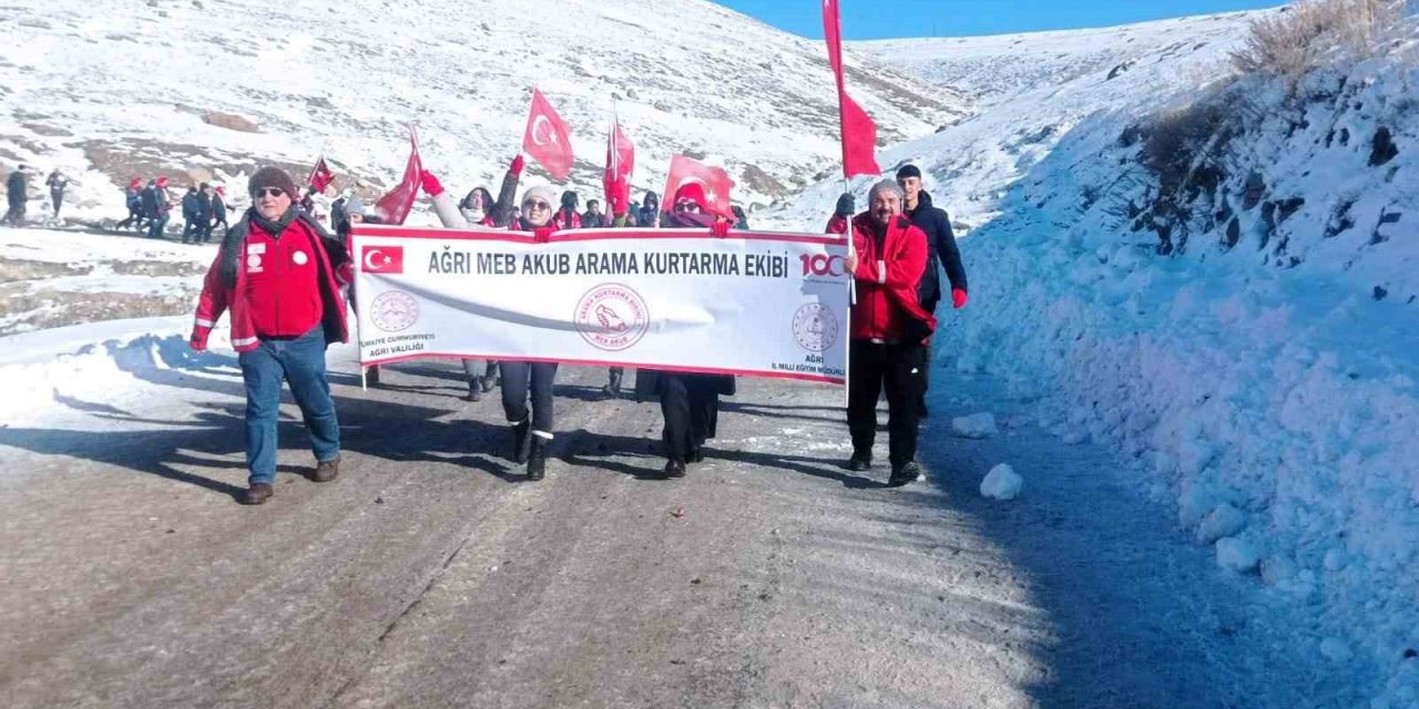 Ağrı MEB AKUB üyeleri Sarıkamış’ta şehitleri andı