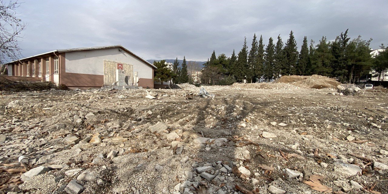Binlerce mezun veren liseden geriye boş bir arsa kaldı