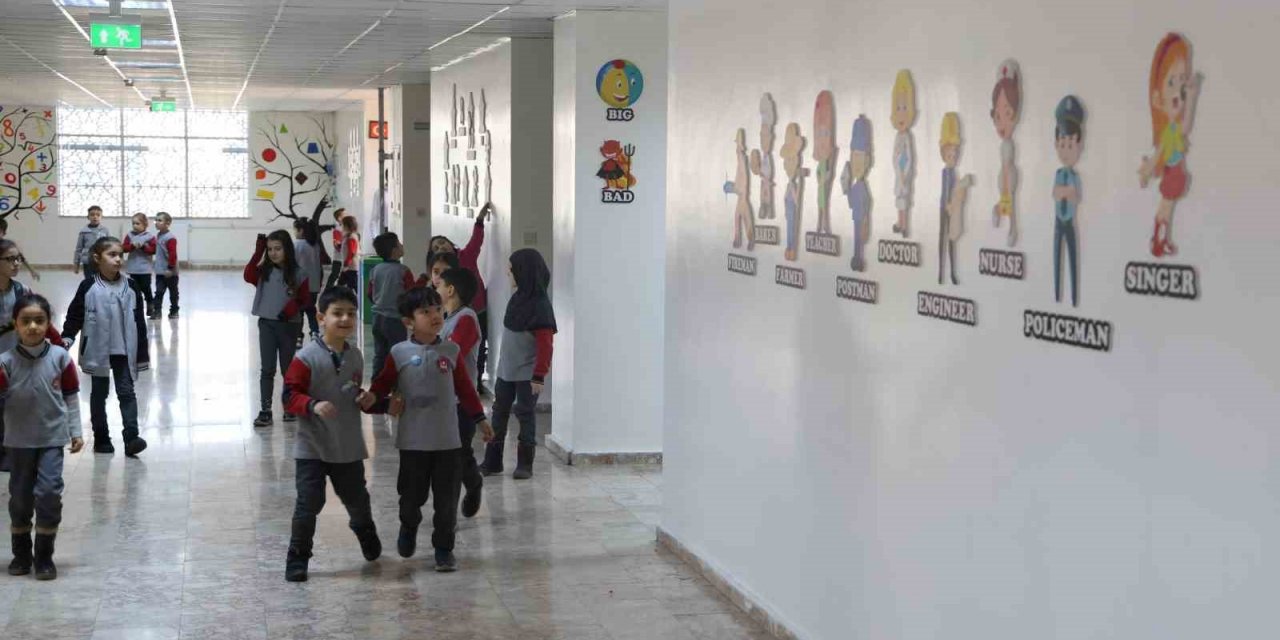 Bu koridorlar İngilizce eğitimi kolaylaştırıyor