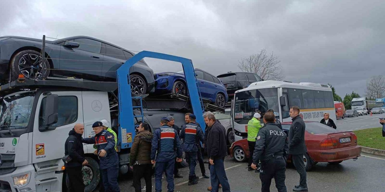 Tır anaokulu servisine çarptı, facianın eşiğinden dönüldü