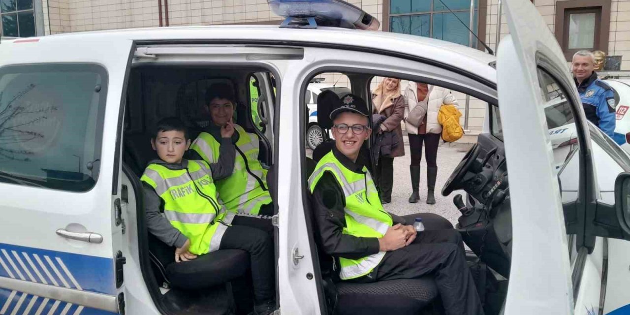 Polis olma hayali olan özel öğrencileri ağırladılar