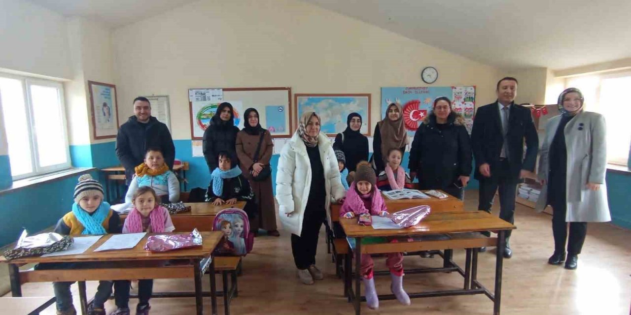 "Isıtan eller" projesi ile miniklerin yüreklerine dokundular