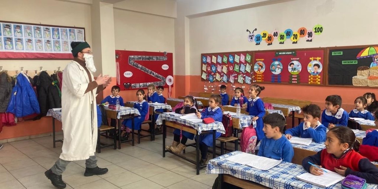 Dede Korkut’un hikâyelerini canlandırarak anlatan öğretmen öğrencilerini eğlendirdi