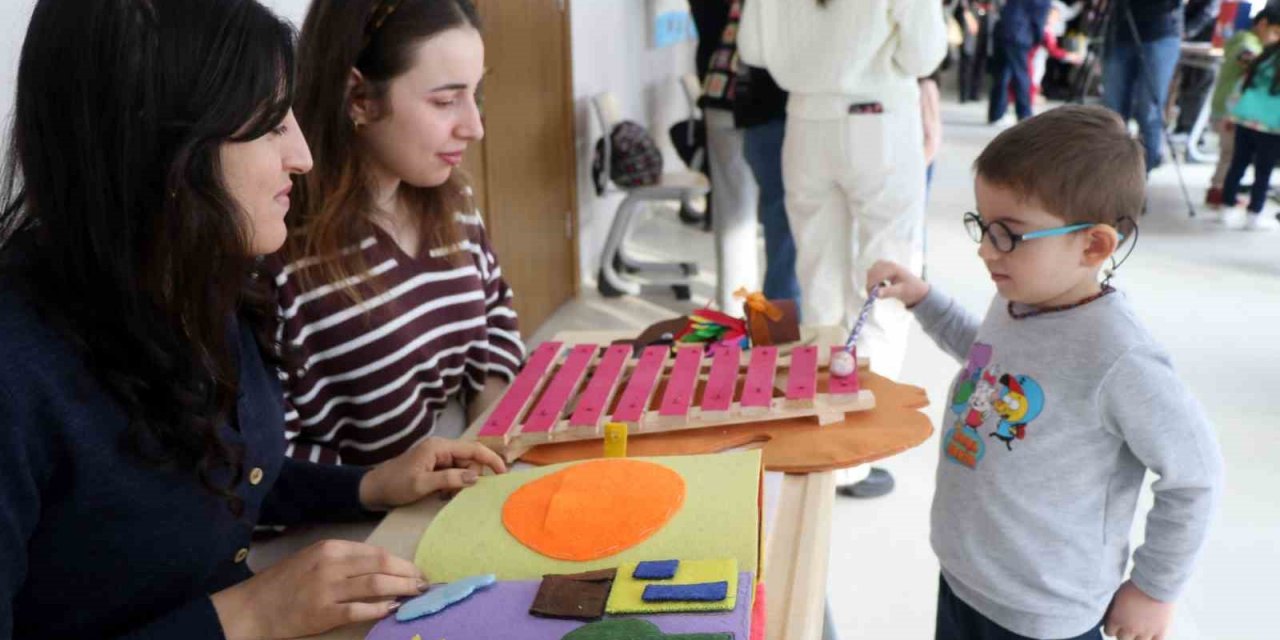 Masal Atölyesi Sınıfında minik öğrencilere masal anlatılıyor