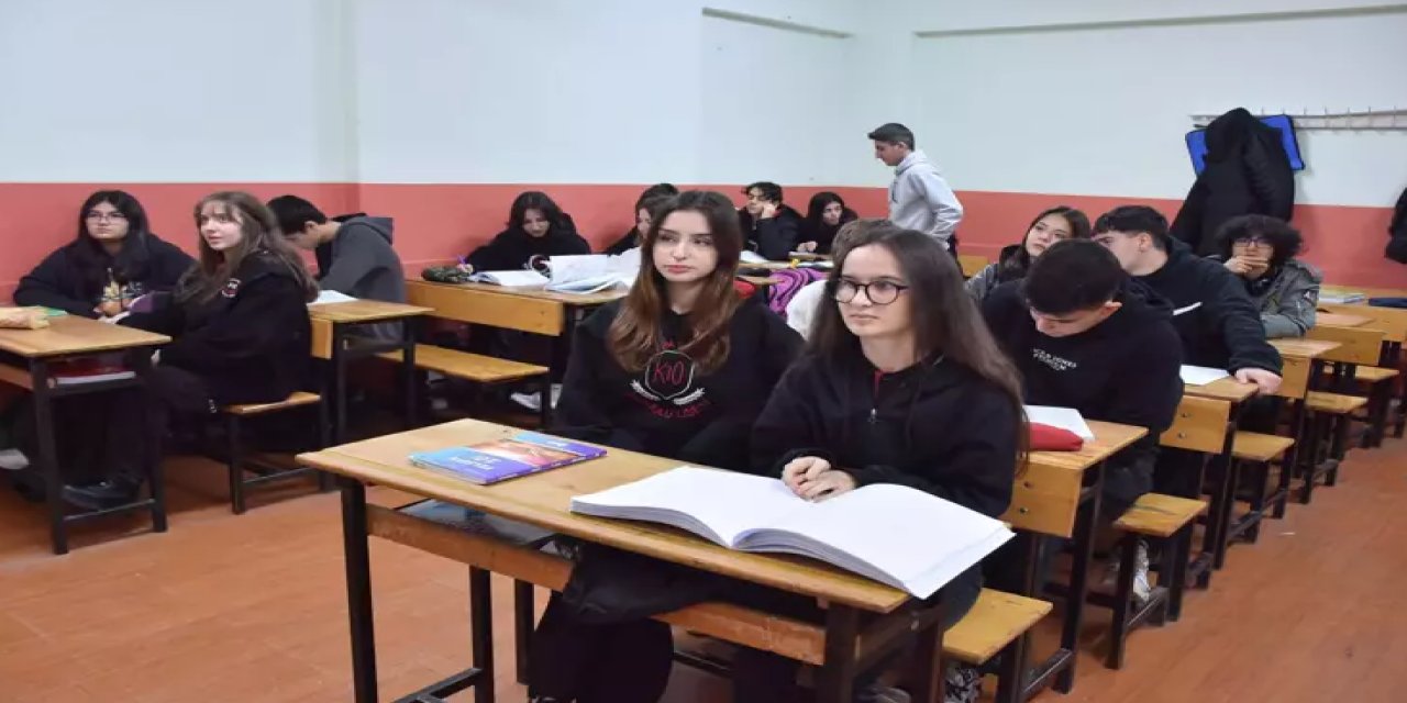 Okul arkadaşlarının seslendirdiği kitapla engelleri aşıyor