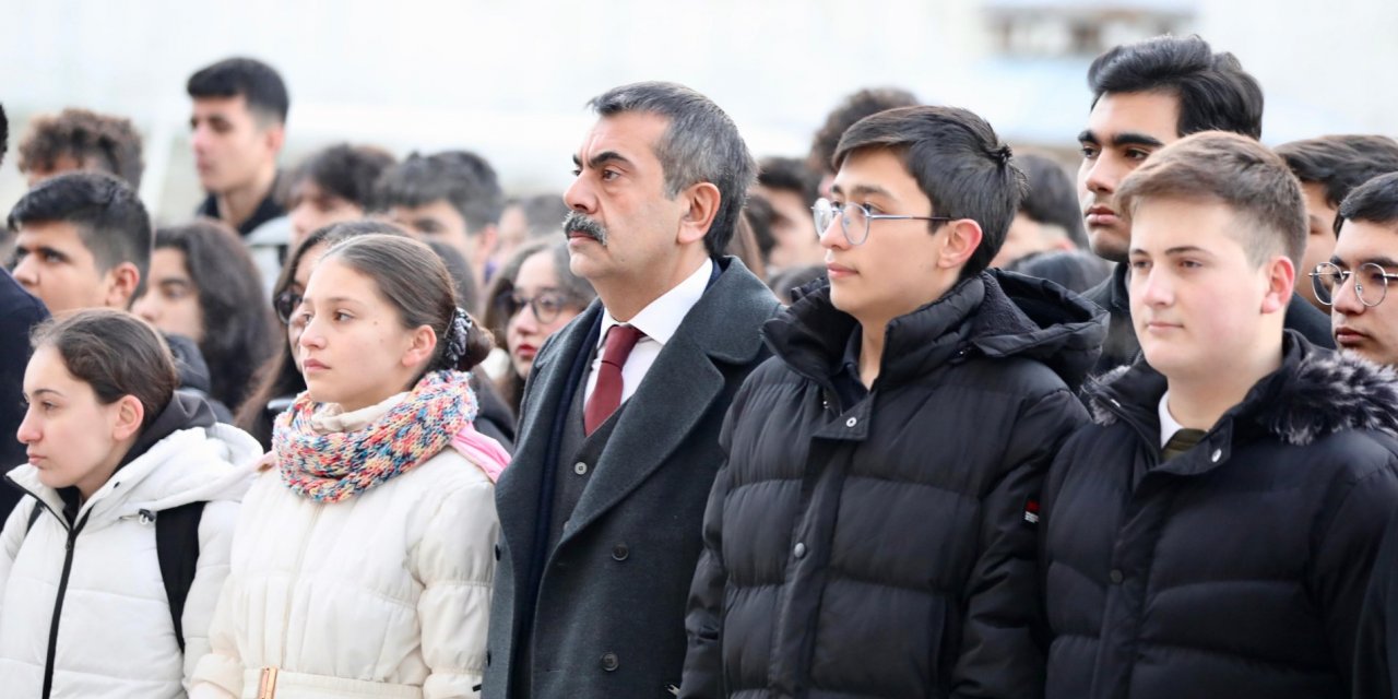 81 ilde okullarda şehitler için saygı duruşu