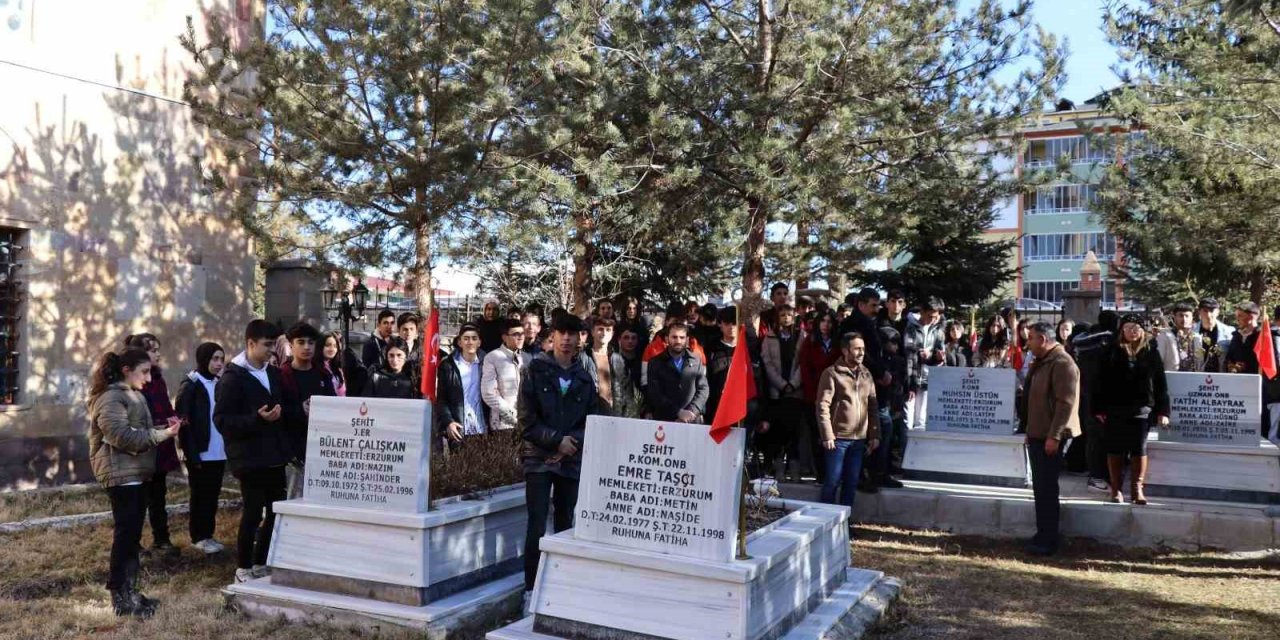 Öğrenciler şehitliği ziyaret ederek dua etti