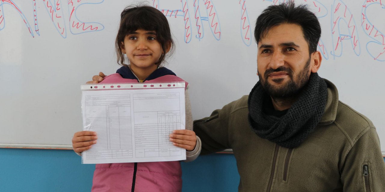 2 derslikli okulun tek öğrencisi... Hasret'in karne sevinci: Okuyup doktor olacağım