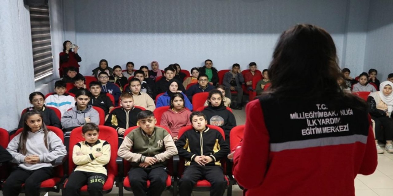 Okullarda verilen ilk yardım eğitimi 20 öğrencinin hayatını kurtardı