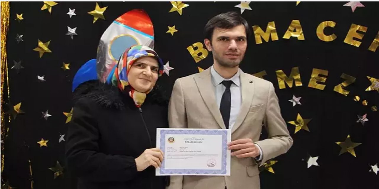 Otizmli öğretmen, ilk belgesini annesinin elinden aldı