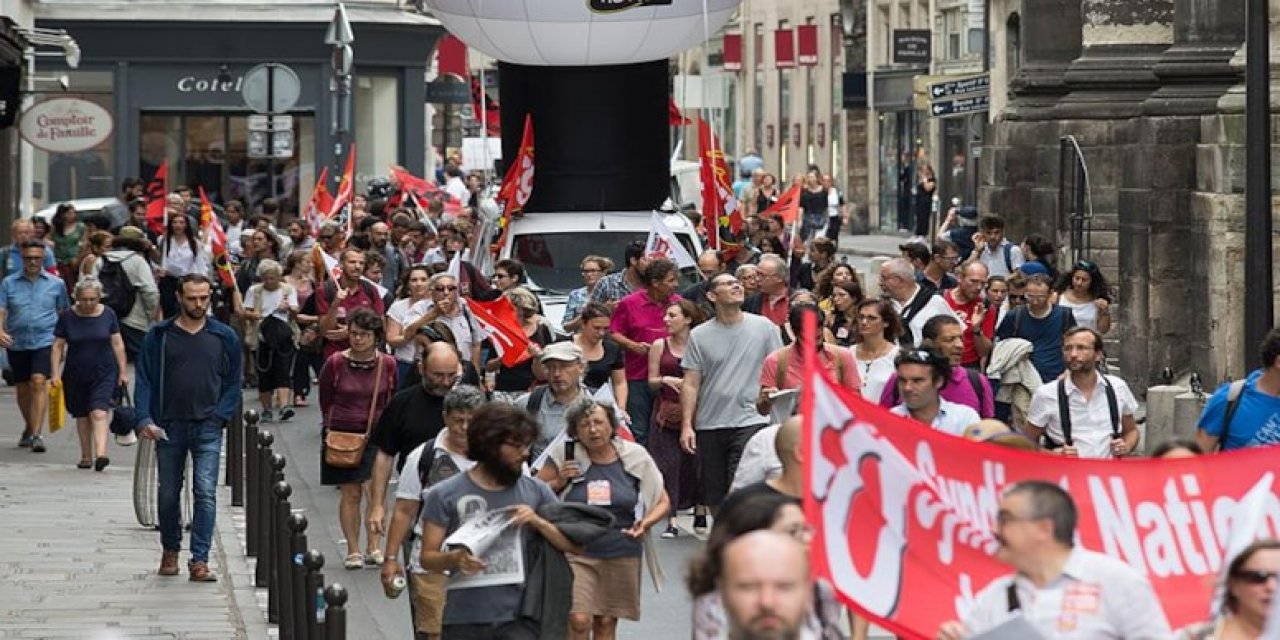 İlk ve ortaokul öğretmenleri greve gitti