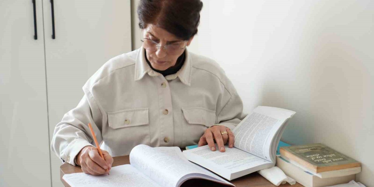 60 yaşında üniversiteyi bitirdi, şimdi gönüllü öğretmen olmak istiyor