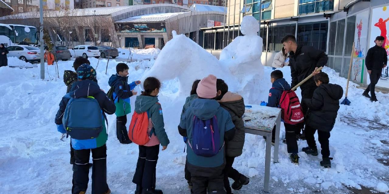 Hakkari'de öğretmen ve öğrenciler kardan heykel yaptı