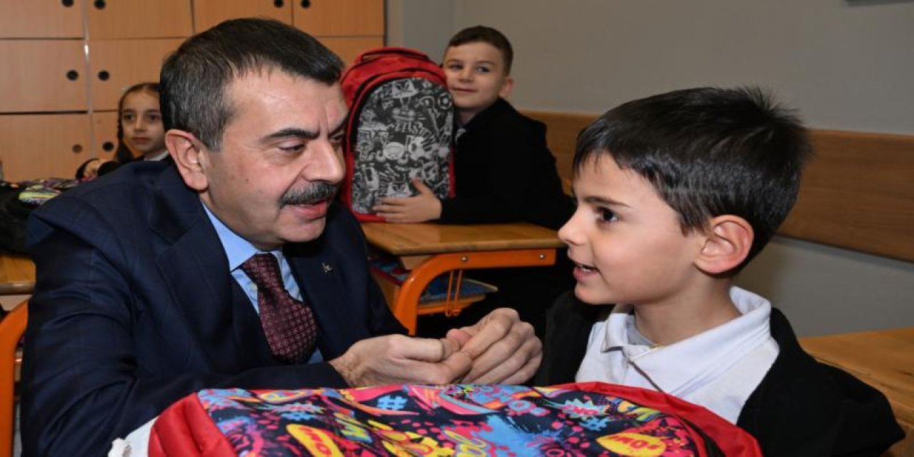 Bakan Tekin ilk ders zilinde öğrencilerle buluştu