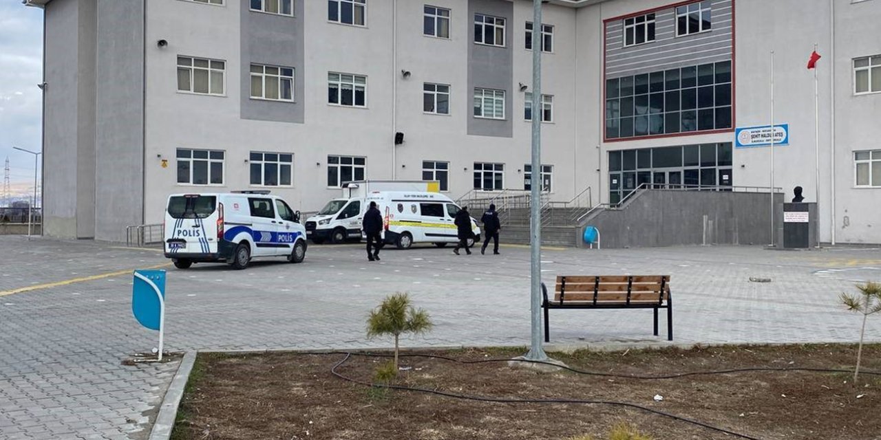 Şok olay! Kayseri'de bir kadın tartıştığı öğretmeni okulda tabancayla vurdu