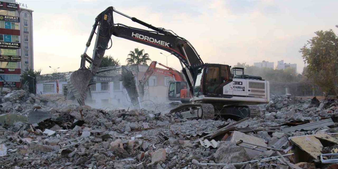 90 yıllık okul zamana yenildi, depreme dayanıksız çıkınca yıkımı yapıldı