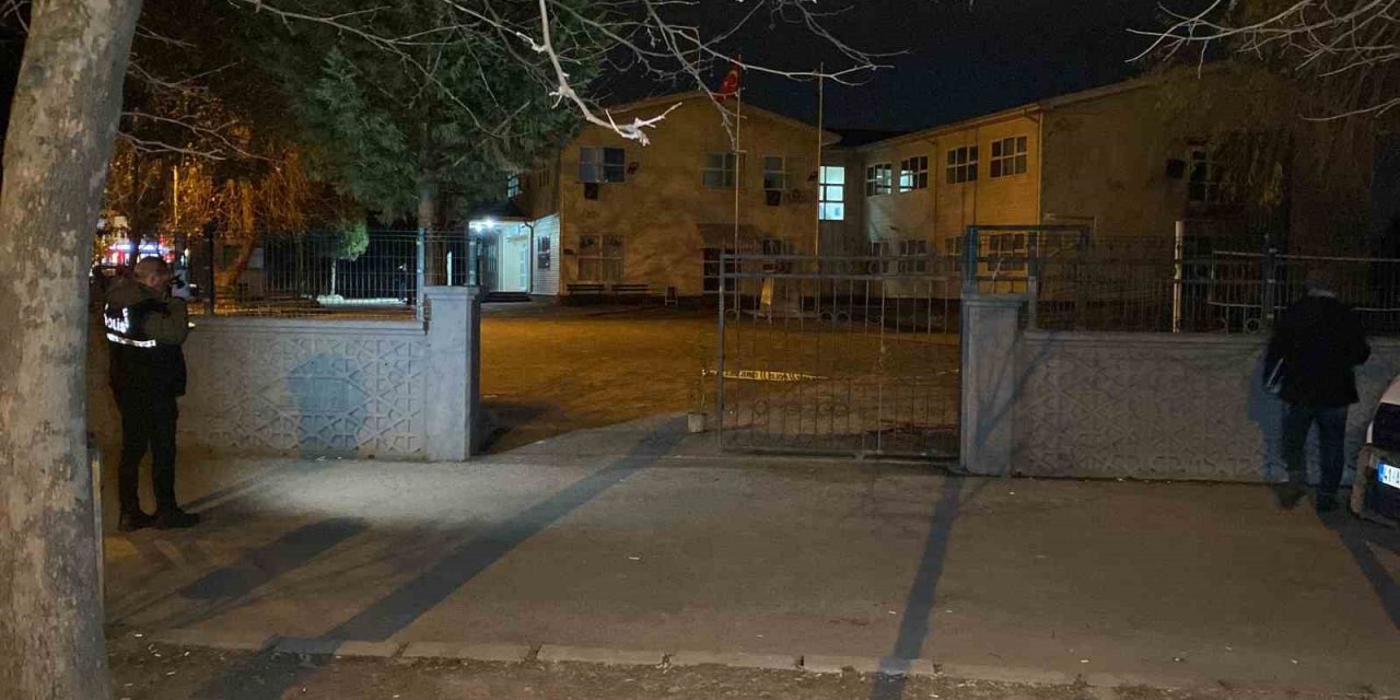 Okul Bahçesinde Veli Bıçaklı Saldırıya Uğradı!