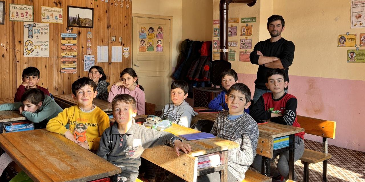 Mezun olduğu köy okulunda eşiyle öğretmenlik yapıyor