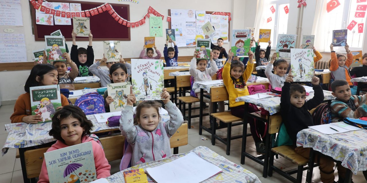 Şehit Suat Surki İlkokulu'nda okumayı öğrenen 1. sınıf öğrencilerine kitap hediye edildi